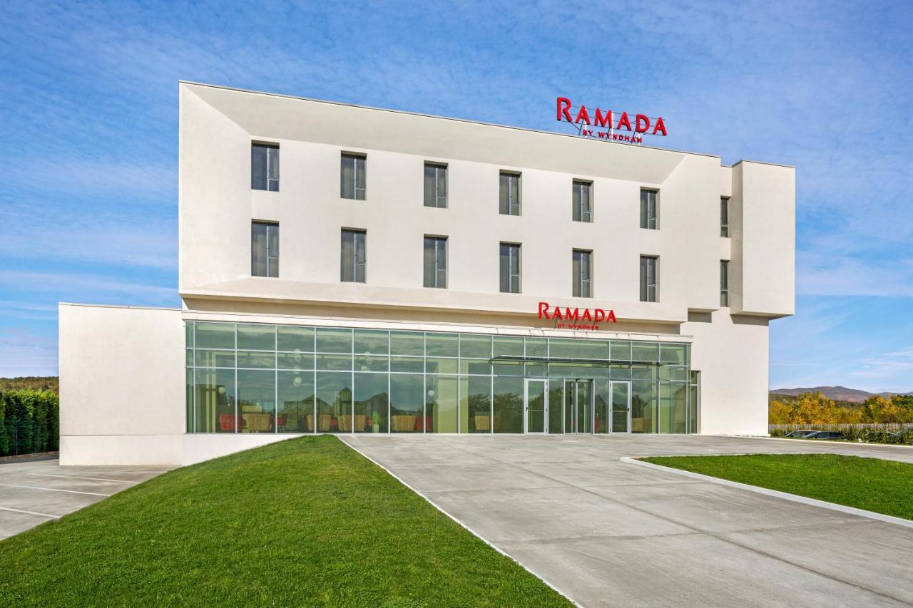 Ramada By Wyndham Targu Jiu Hotel Kültér fotó
