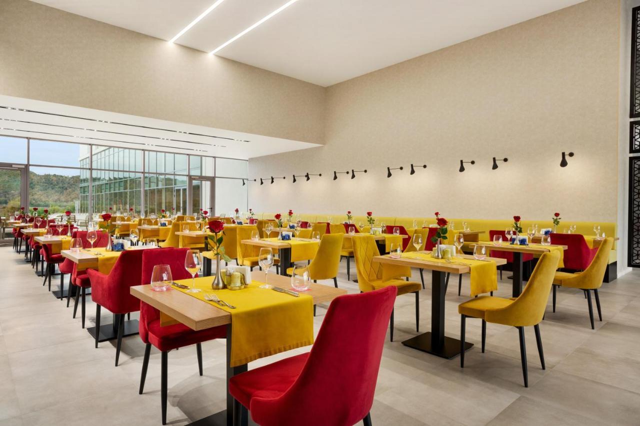 Ramada By Wyndham Targu Jiu Hotel Kültér fotó