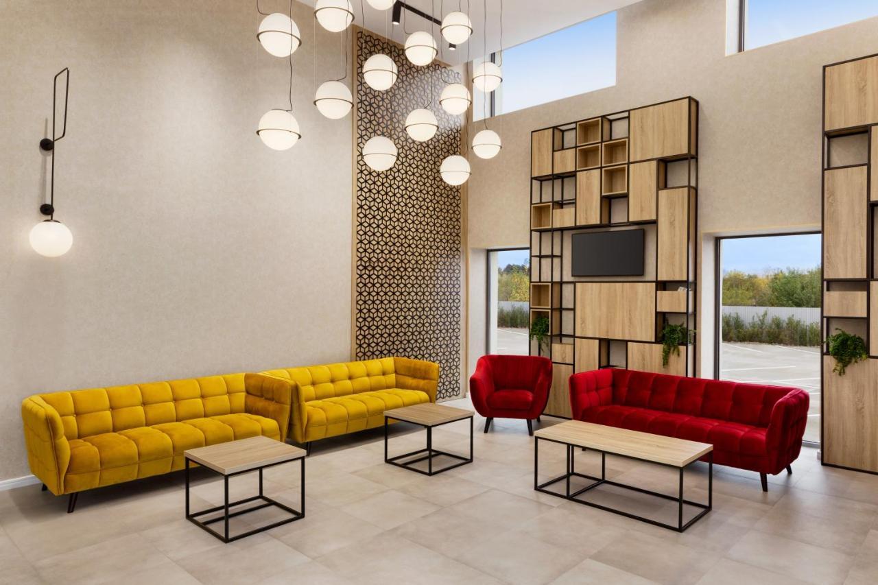 Ramada By Wyndham Targu Jiu Hotel Kültér fotó