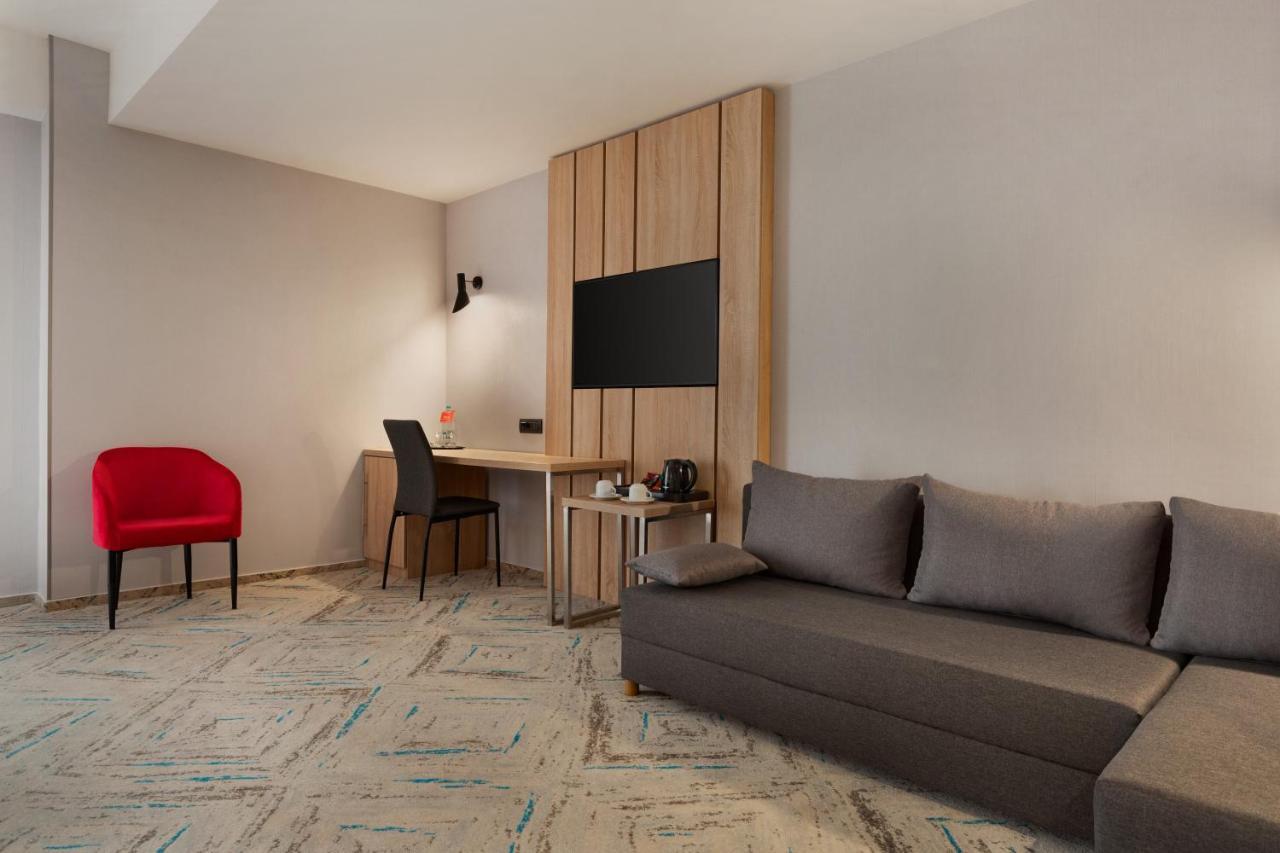 Ramada By Wyndham Targu Jiu Hotel Kültér fotó