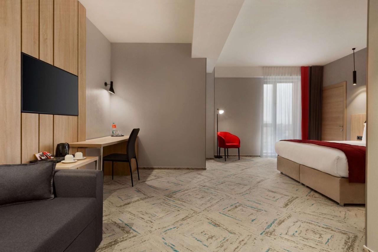 Ramada By Wyndham Targu Jiu Hotel Kültér fotó