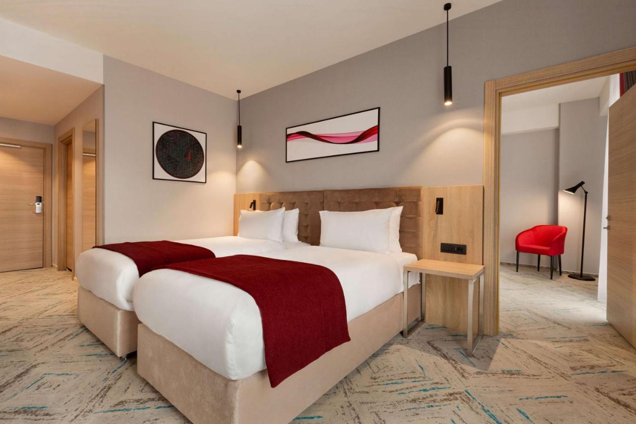 Ramada By Wyndham Targu Jiu Hotel Kültér fotó