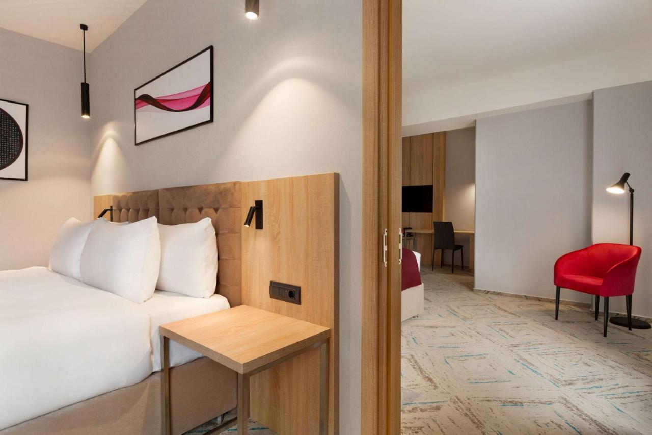 Ramada By Wyndham Targu Jiu Hotel Kültér fotó