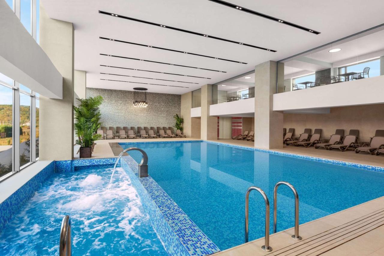 Ramada By Wyndham Targu Jiu Hotel Kültér fotó