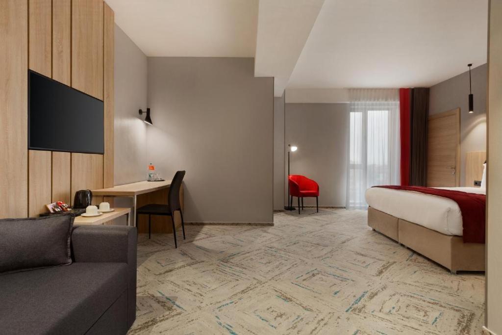 Ramada By Wyndham Targu Jiu Hotel Kültér fotó